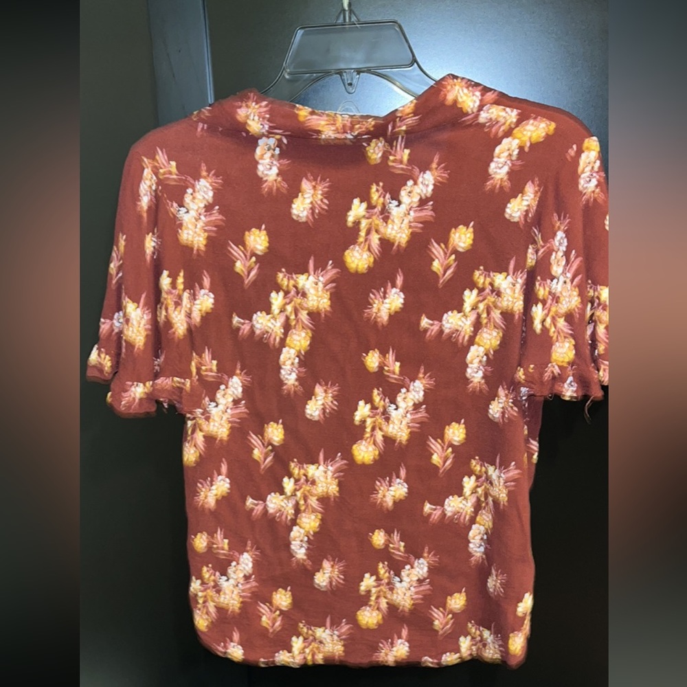Floral button up with tie at bottom - Picture 4 of 5